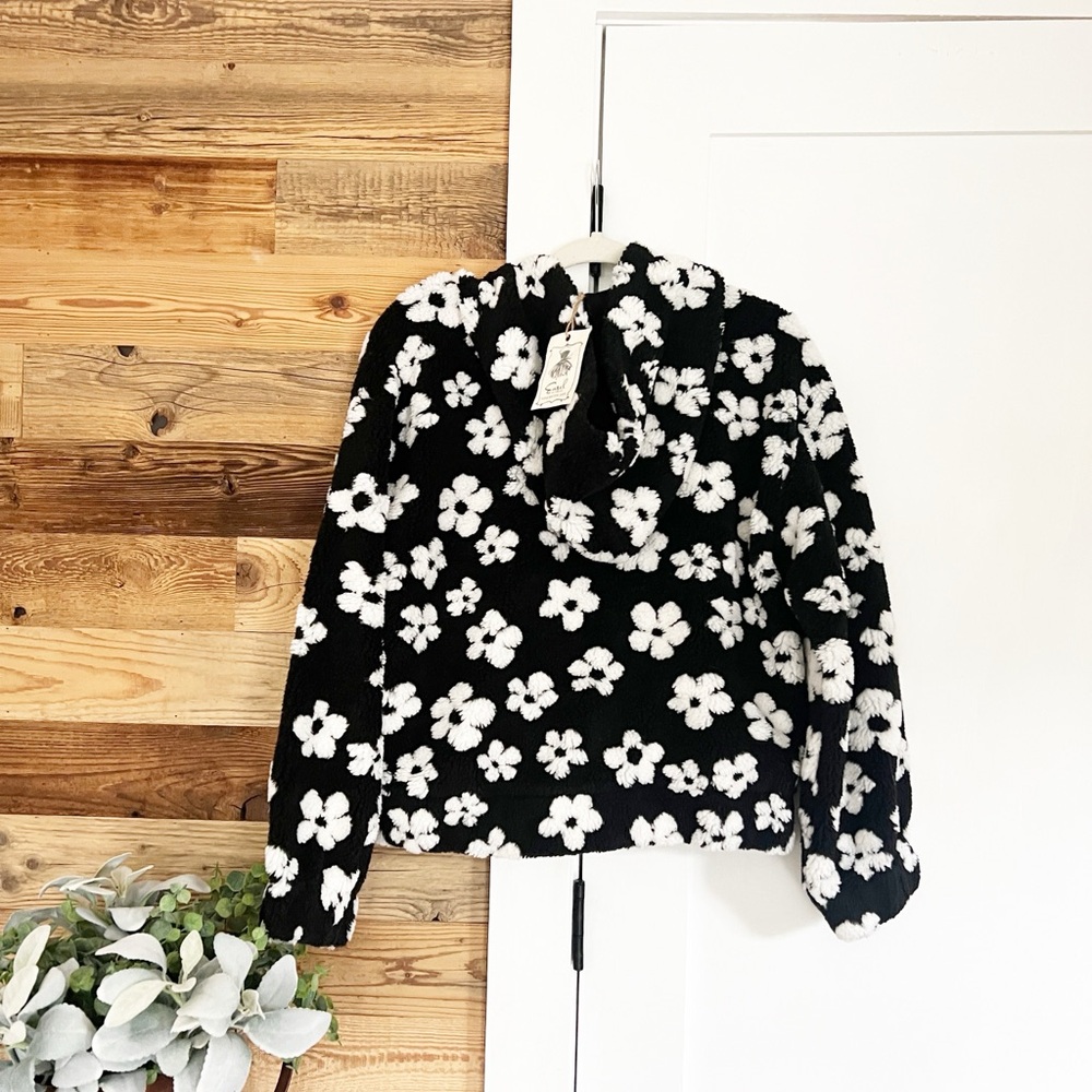 NWT easel Black and White Daisy Hooded Sherpa Teddy Jacket - Picture 3 of 4